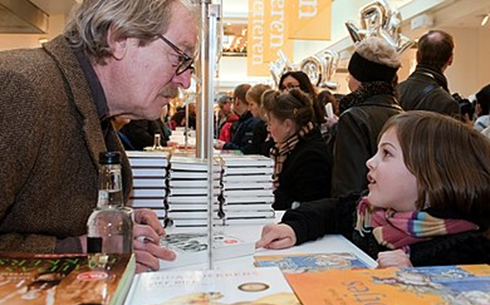 Midas Dekkers signeert een boek op het Feest der Letteren in 2010